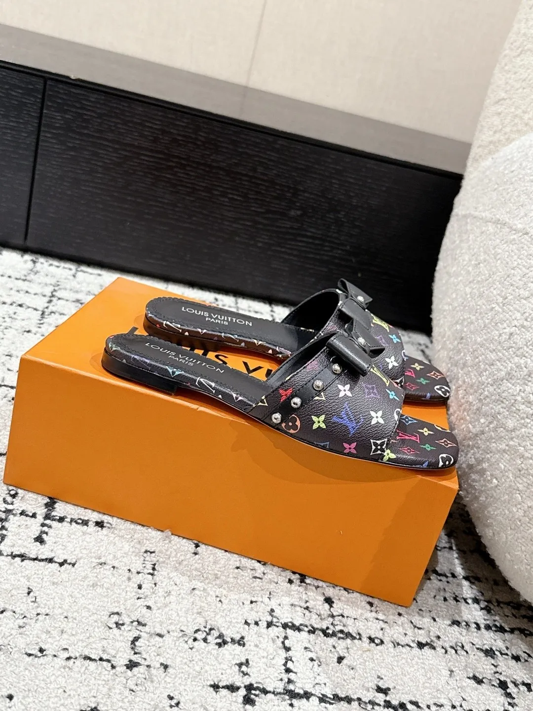 👟👟Ex-factory price 480👟👟 LouisVuitton 25/ Spring and summer new style black and white three-color cat-heeled flat sandals. It is difficult not to doubt whether it borrowed from the Tang Dynasty's Tang Sancai as a basis and innovated it into the classic LV logo. It used color and the large area of ​​​​the upper color as a contrast to create the white or black three-color element style of the upper, creating another classic style! Super greasy on feet! Indescribable fashion! It’s easy to match every day, and it’s very relevant to the changes and development of the times! Kitten heels are super easy to wear and give your feet a full summer vibe!  ✔️Material: original customized fabric ✔️Inner lining: cow lining ✔️Outsole: genuine leather outsole imported from Italy ✔️Size: #35-41 (40.41 customization is not returnable)